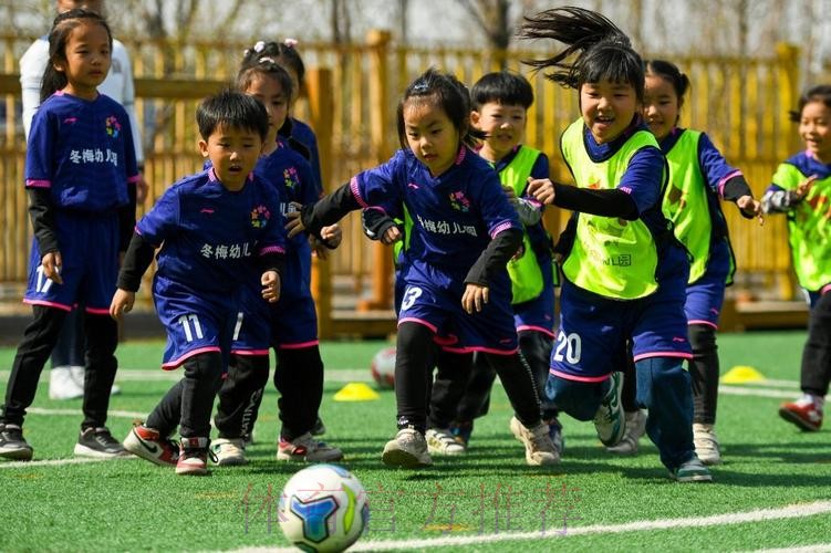 “足球爷爷”走进幼儿园 义务教娃娃们踢足球